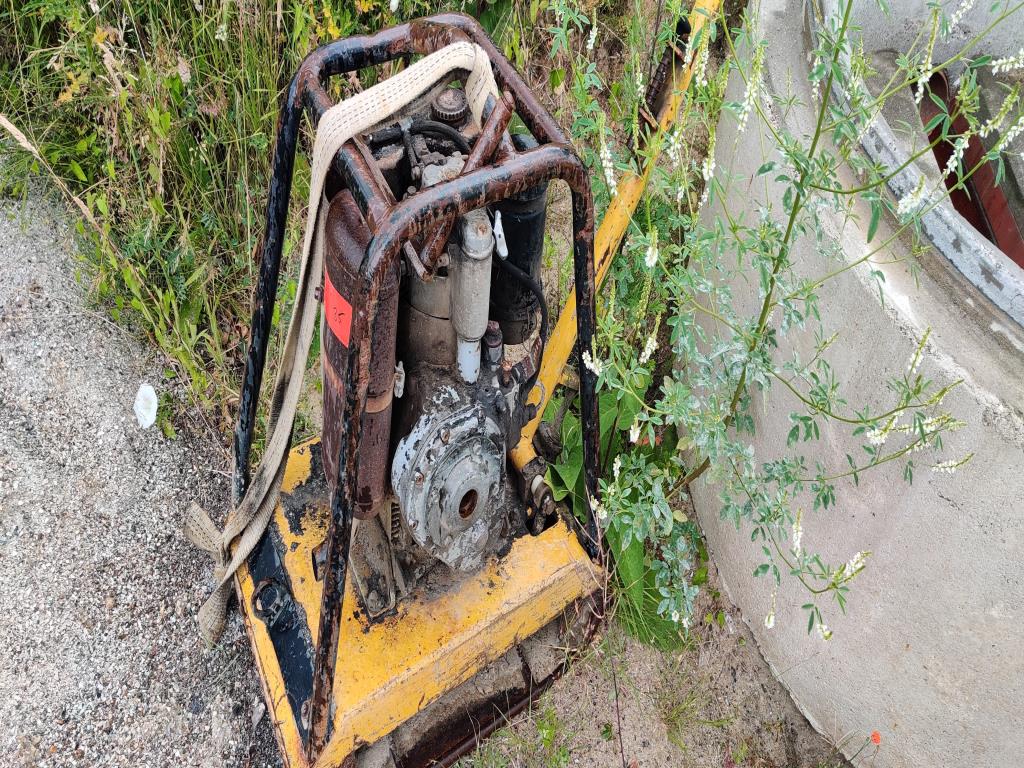 Moderní, dobře udržovaná stavební a staveništní vozidla a další strojní zařízení z oblasti stavebnictví.-1