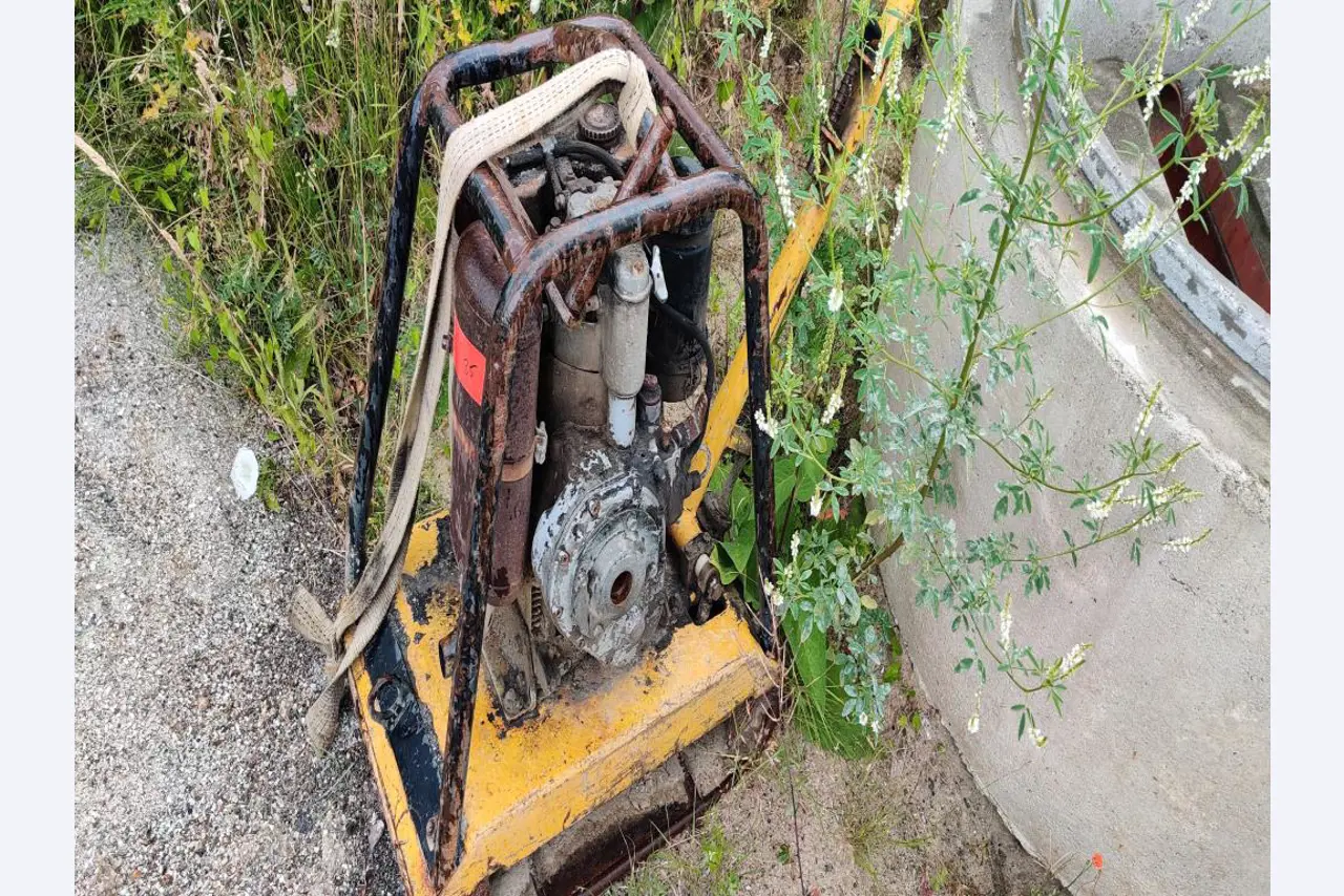 Moderne, goed onderhouden bouwvoertuigen en andere mechanische apparatuur uit de weg- en waterbouwsector-1