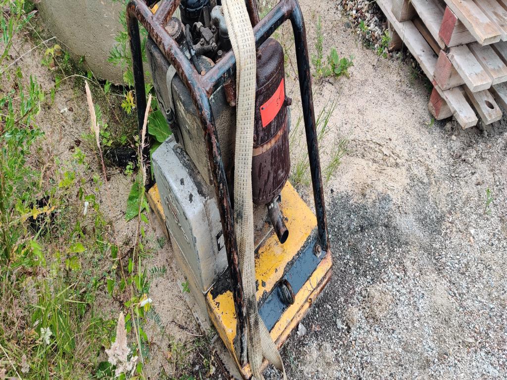 Moderní, dobře udržovaná stavební a staveništní vozidla a další strojní zařízení z oblasti stavebnictví.-2