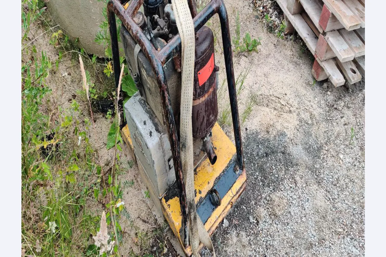Moderne, goed onderhouden bouwvoertuigen en andere mechanische apparatuur uit de weg- en waterbouwsector-2