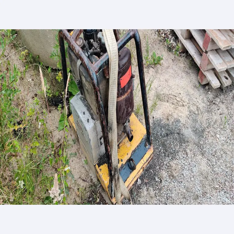 Moderne, goed onderhouden bouwvoertuigen en andere mechanische apparatuur uit de weg- en waterbouwsector-2