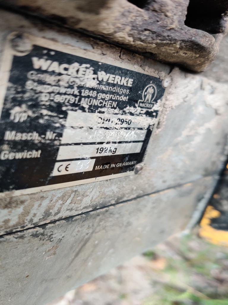 Moderní, dobře udržovaná stavební a staveništní vozidla a další strojní zařízení z oblasti stavebnictví.-3