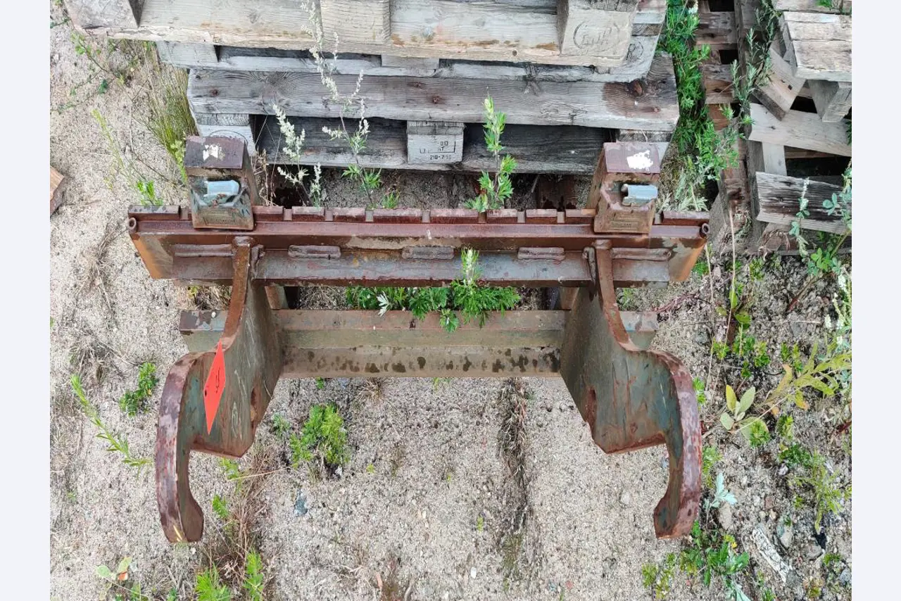 Vehículos de obra y construcción modernos y bien mantenidos y otros equipos mecánicos del sector de la ingeniería civil-1