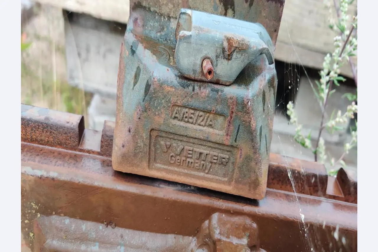 Vehículos de obra y construcción modernos y bien mantenidos y otros equipos mecánicos del sector de la ingeniería civil-3