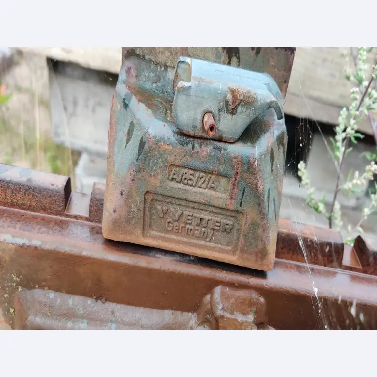 Vehículos de obra y construcción modernos y bien mantenidos y otros equipos mecánicos del sector de la ingeniería civil-3