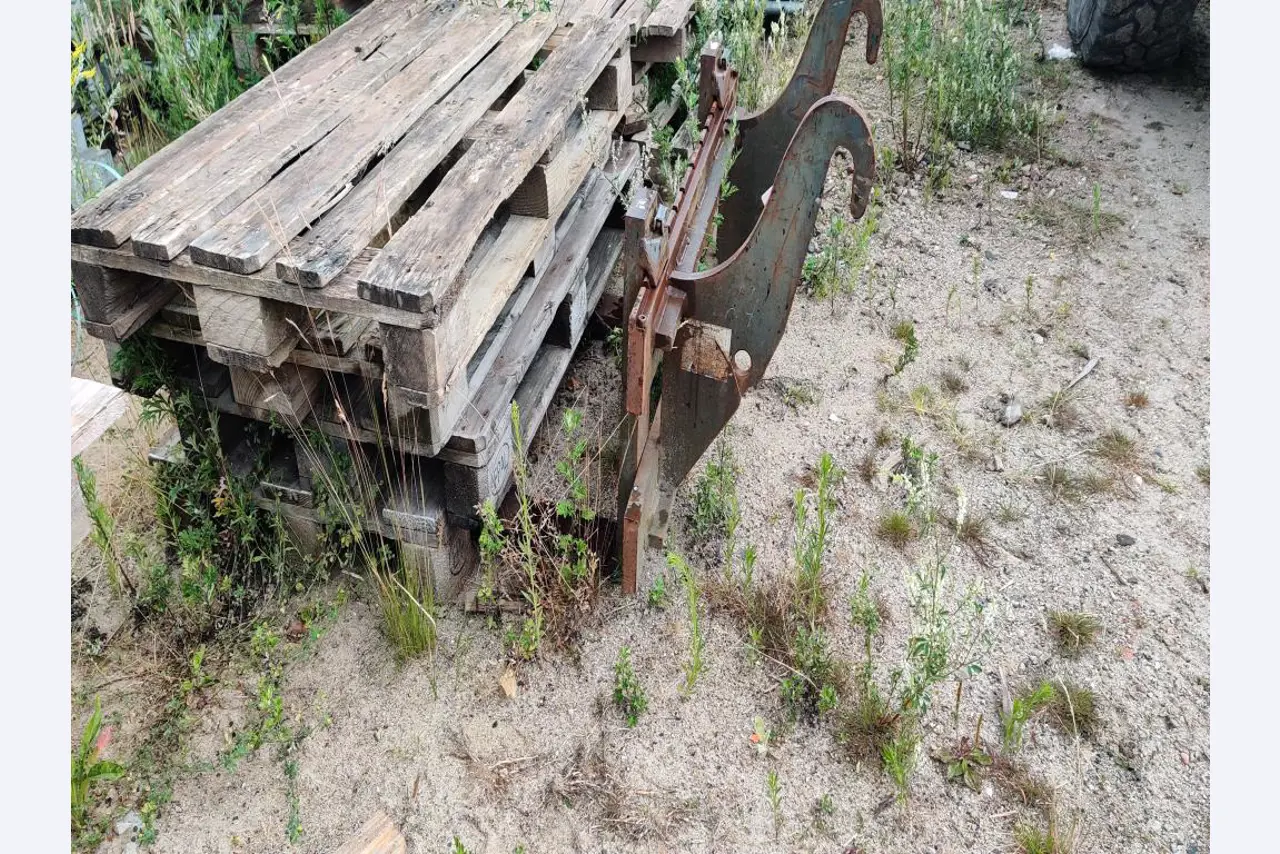 Vehículos de obra y construcción modernos y bien mantenidos y otros equipos mecánicos del sector de la ingeniería civil-5