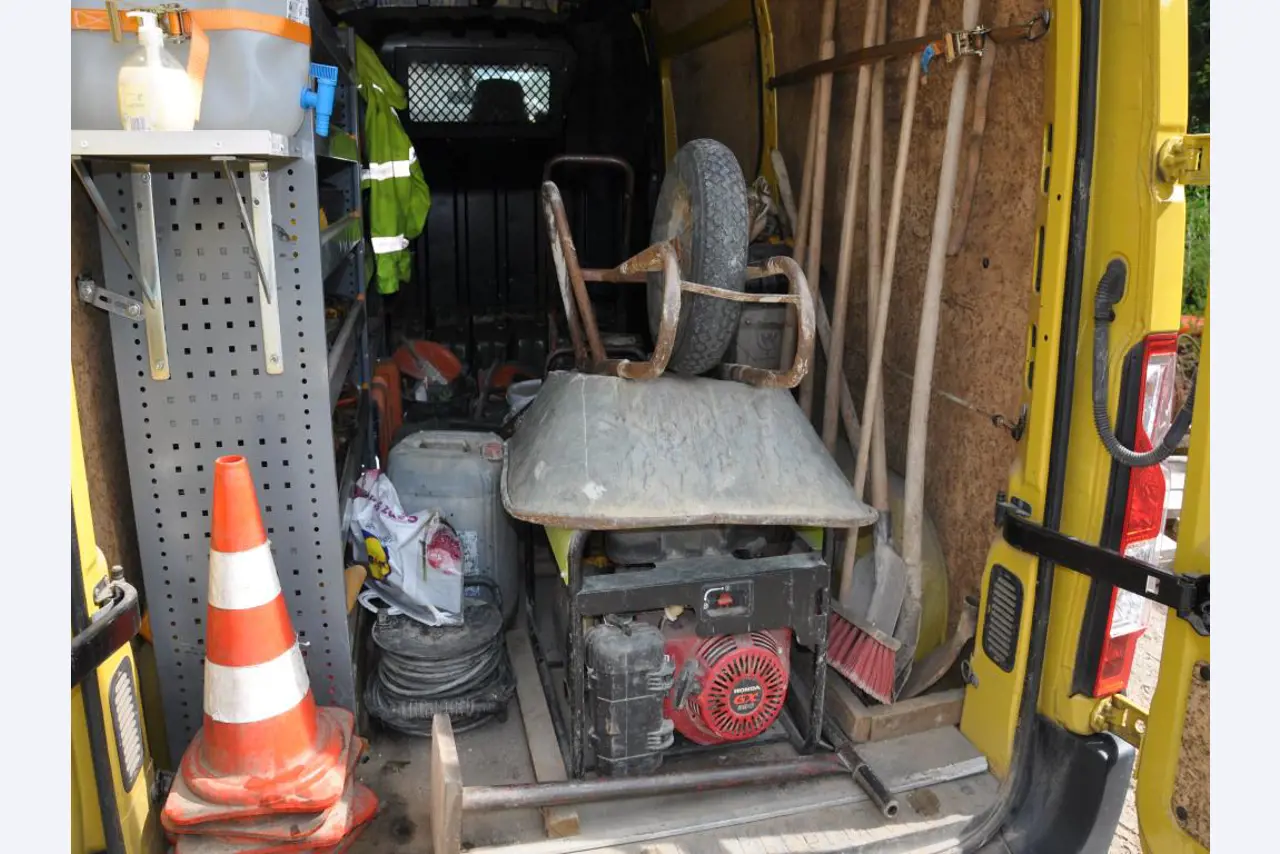 Moderne, goed onderhouden bouwvoertuigen en andere mechanische apparatuur uit de weg- en waterbouwsector-5