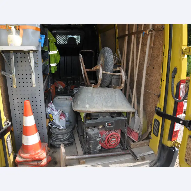 Moderne, goed onderhouden bouwvoertuigen en andere mechanische apparatuur uit de weg- en waterbouwsector-5