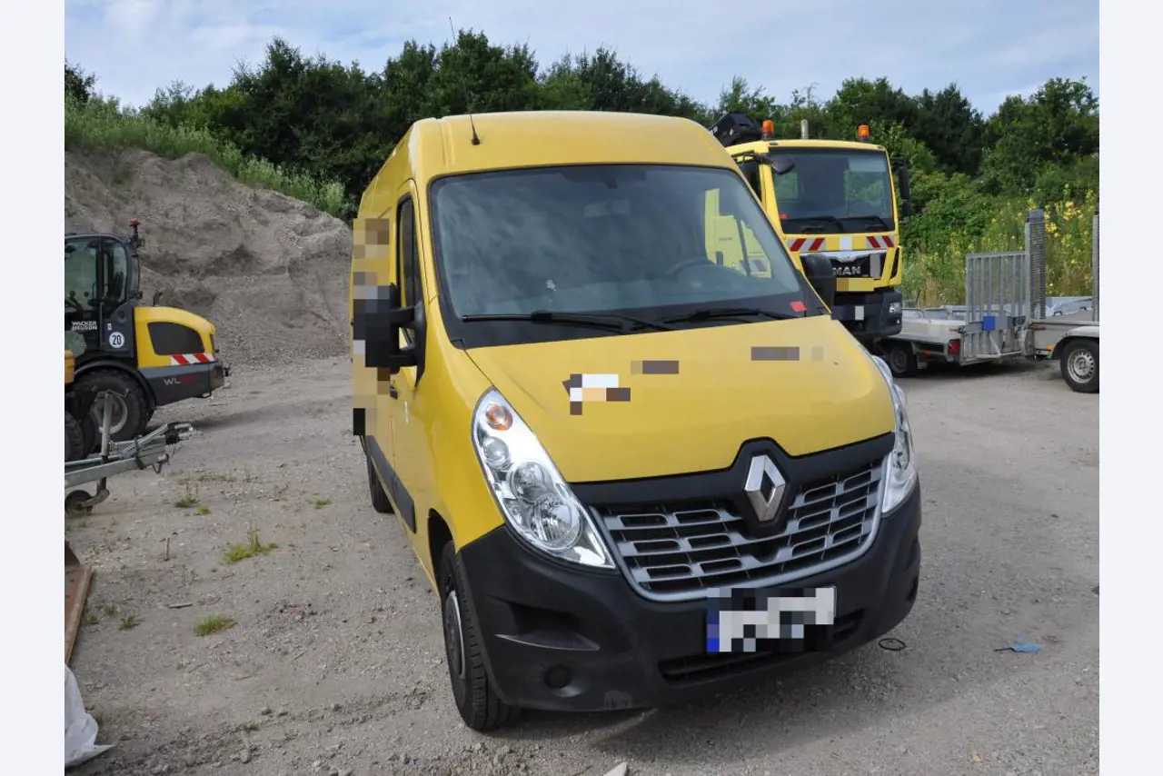 Moderne, goed onderhouden bouwvoertuigen en andere mechanische apparatuur uit de weg- en waterbouwsector-11