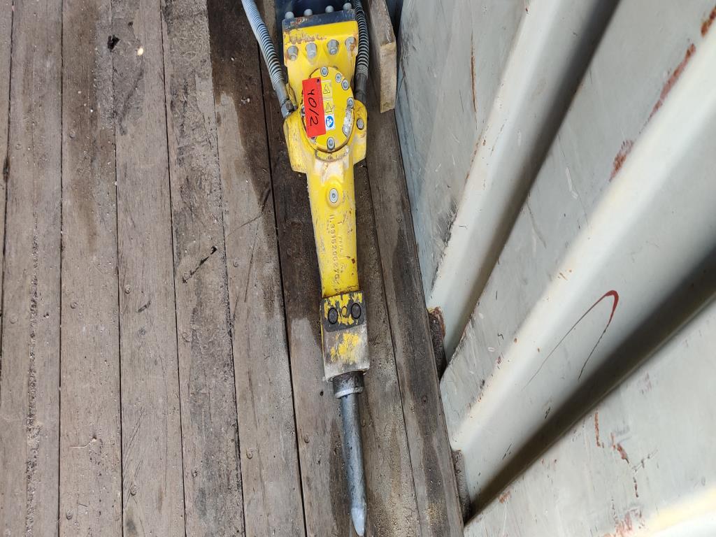 Moderní, dobře udržovaná stavební a staveništní vozidla a další strojní zařízení z oblasti stavebnictví.-2