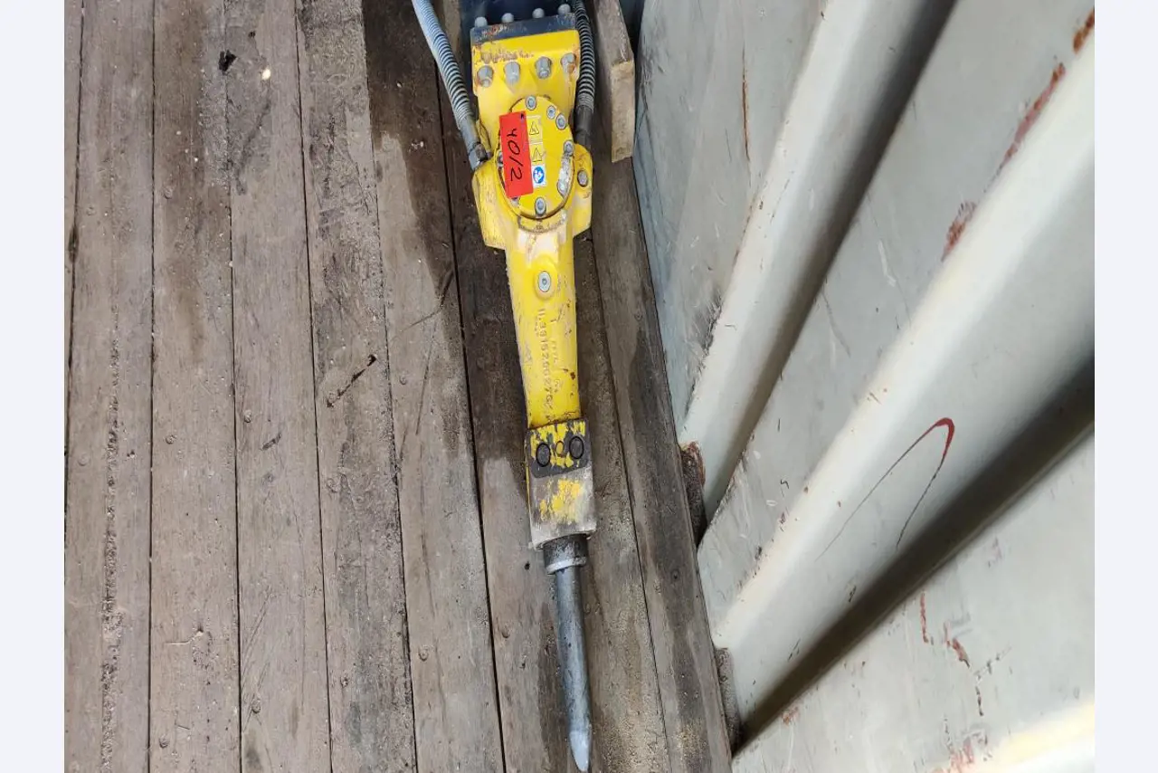 Vehículos de obra y construcción modernos y bien mantenidos y otros equipos mecánicos del sector de la ingeniería civil-2