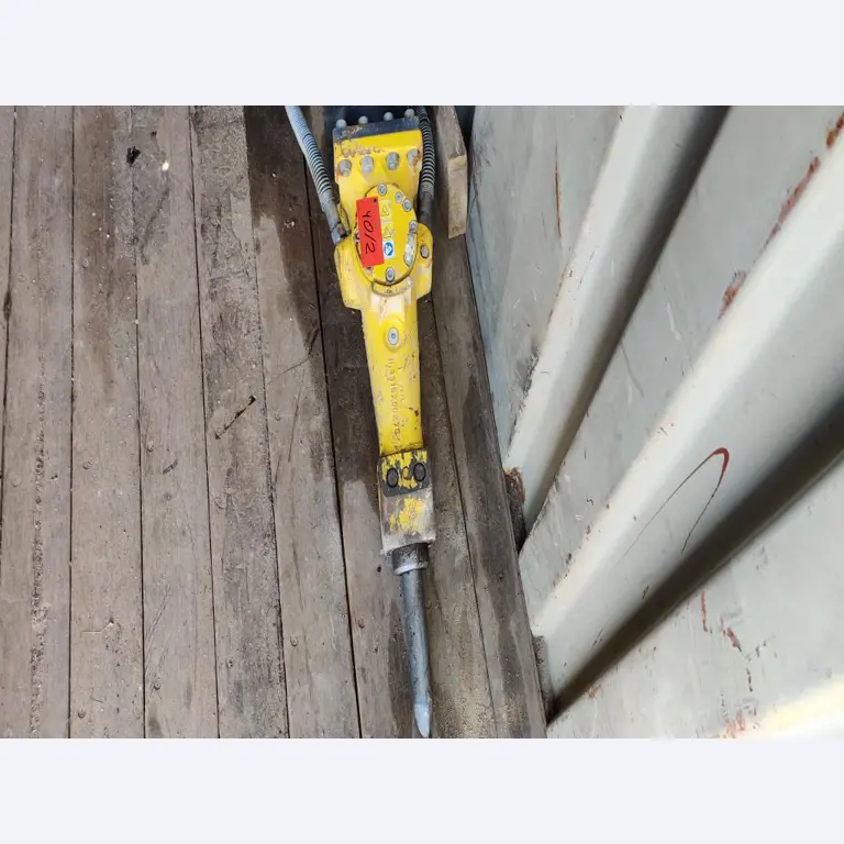 Vehículos de obra y construcción modernos y bien mantenidos y otros equipos mecánicos del sector de la ingeniería civil-2