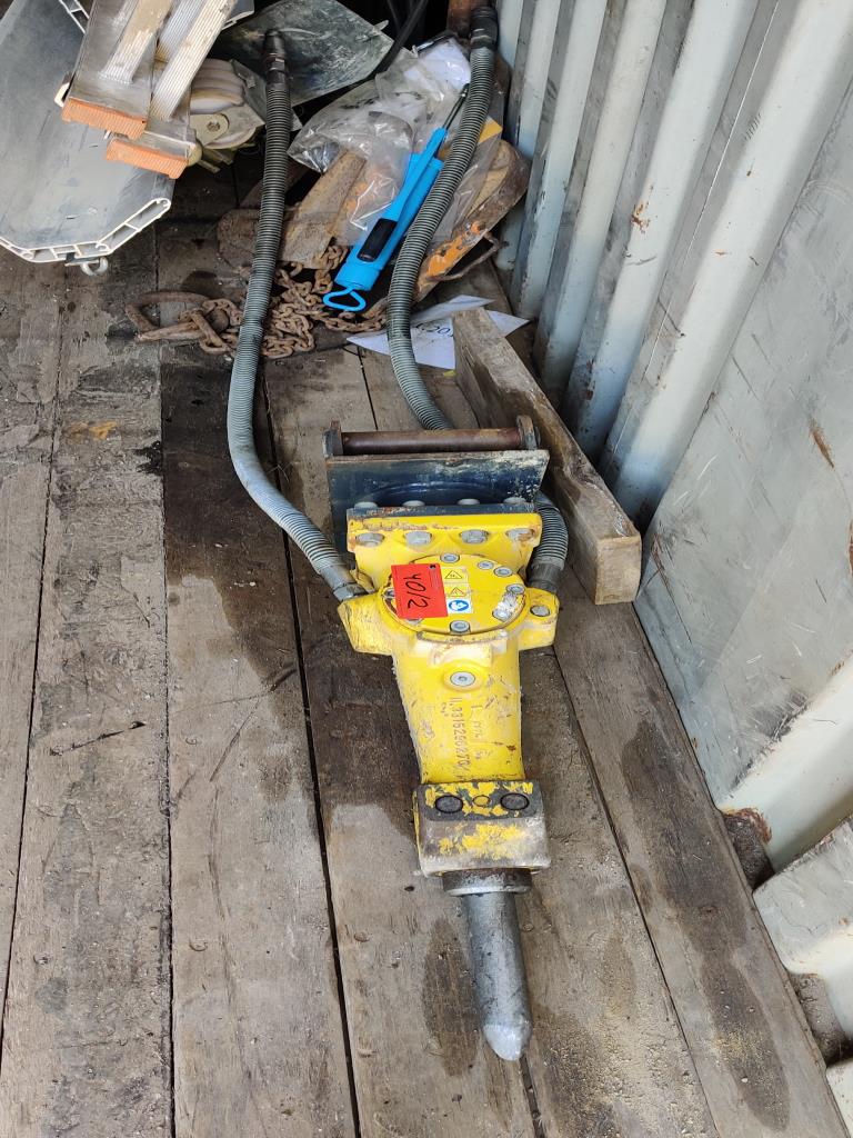 Moderní, dobře udržovaná stavební a staveništní vozidla a další strojní zařízení z oblasti stavebnictví.-1