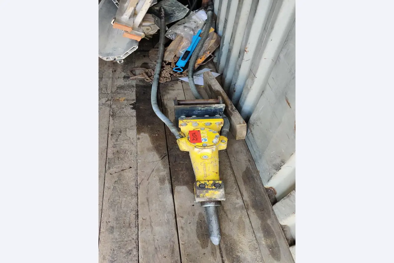 Vehículos de obra y construcción modernos y bien mantenidos y otros equipos mecánicos del sector de la ingeniería civil-1