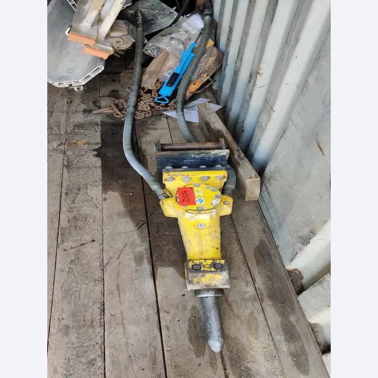 Vehículos de obra y construcción modernos y bien mantenidos y otros equipos mecánicos del sector de la ingeniería civil-1