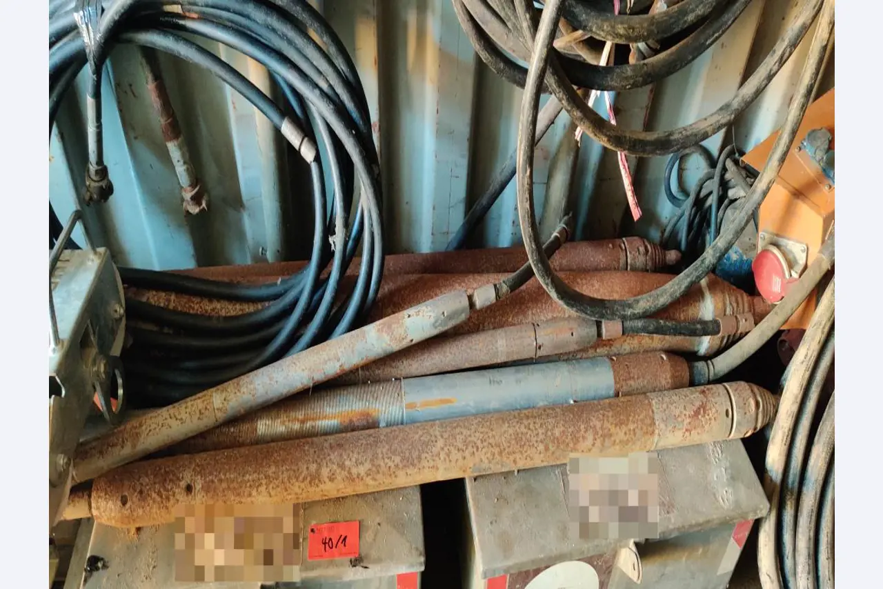 Moderne, goed onderhouden bouwvoertuigen en andere mechanische apparatuur uit de weg- en waterbouwsector-1