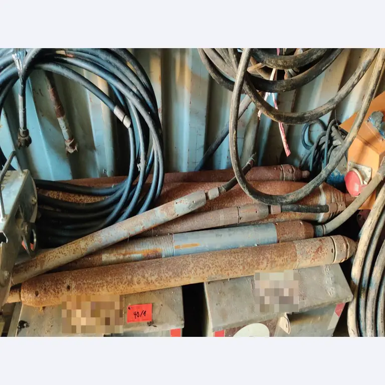 Moderne, goed onderhouden bouwvoertuigen en andere mechanische apparatuur uit de weg- en waterbouwsector-1