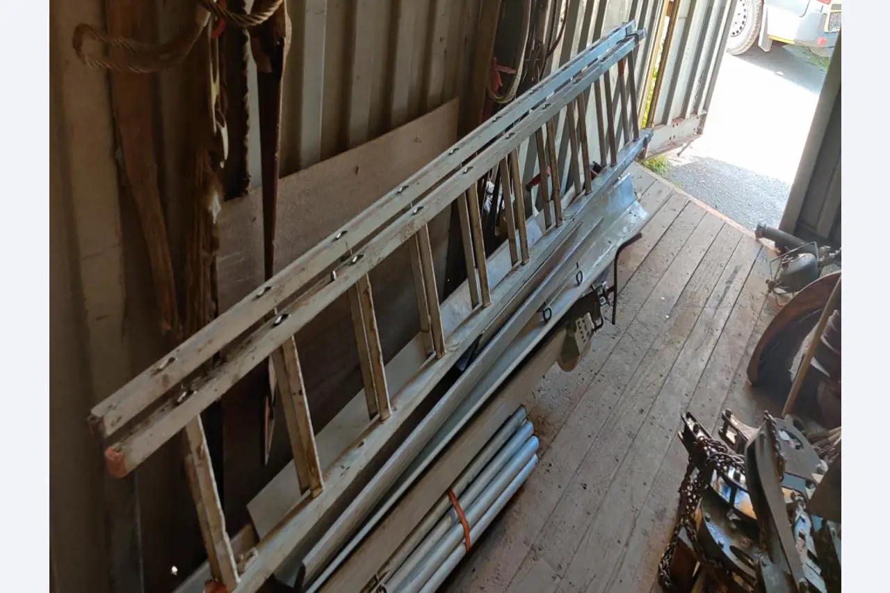 Vehículos de obra y construcción modernos y bien mantenidos y otros equipos mecánicos del sector de la ingeniería civil-10