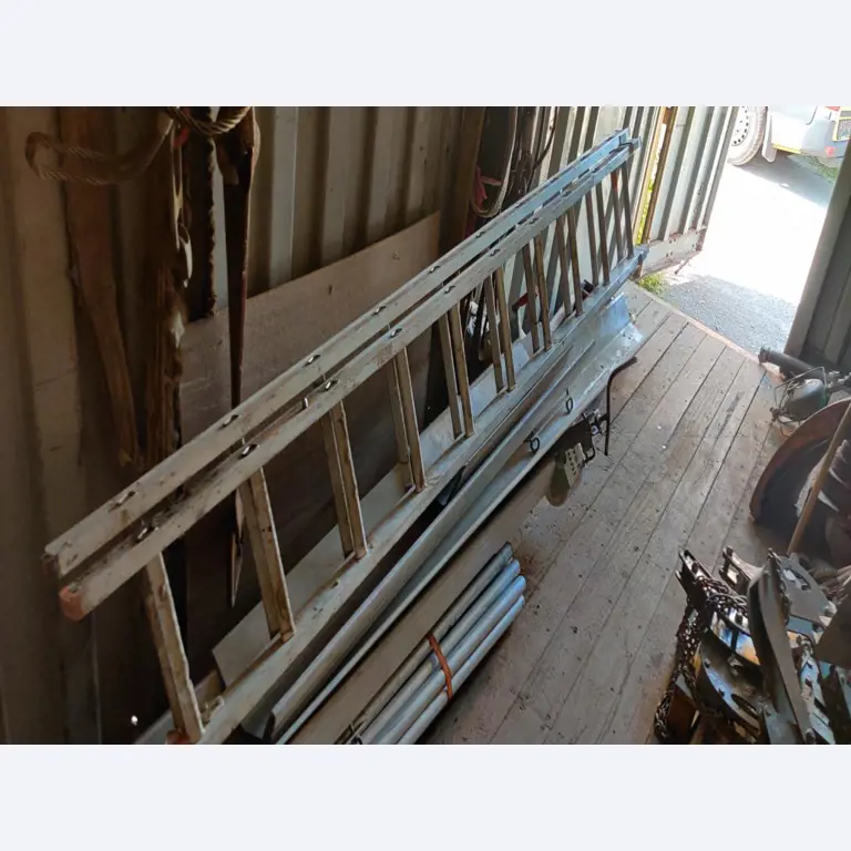 Vehículos de obra y construcción modernos y bien mantenidos y otros equipos mecánicos del sector de la ingeniería civil-10