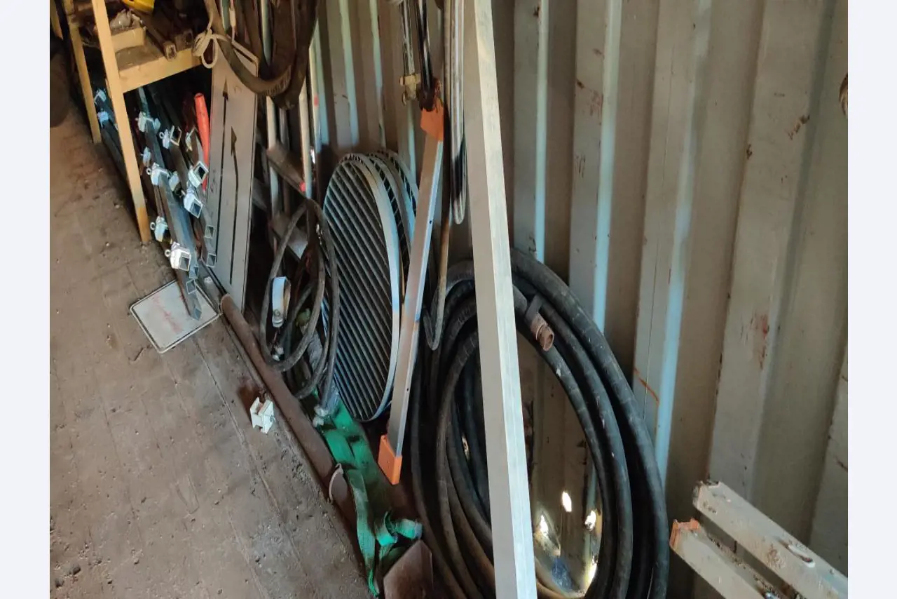 Vehículos de obra y construcción modernos y bien mantenidos y otros equipos mecánicos del sector de la ingeniería civil-11