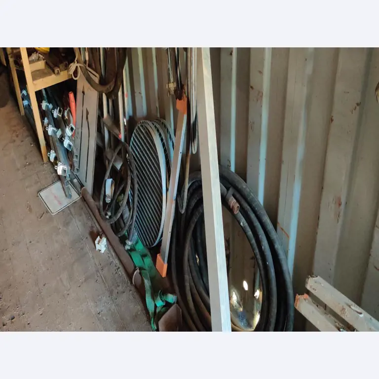 Vehículos de obra y construcción modernos y bien mantenidos y otros equipos mecánicos del sector de la ingeniería civil-11