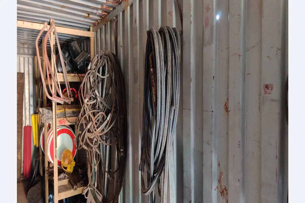 Vehículos de obra y construcción modernos y bien mantenidos y otros equipos mecánicos del sector de la ingeniería civil-12