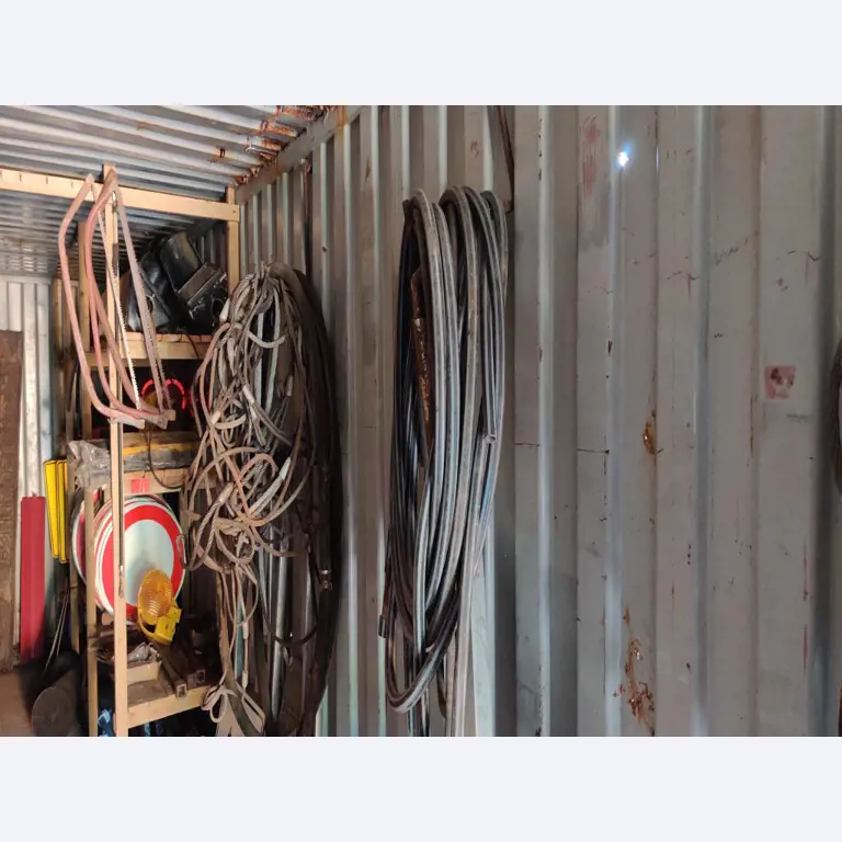 Vehículos de obra y construcción modernos y bien mantenidos y otros equipos mecánicos del sector de la ingeniería civil-12