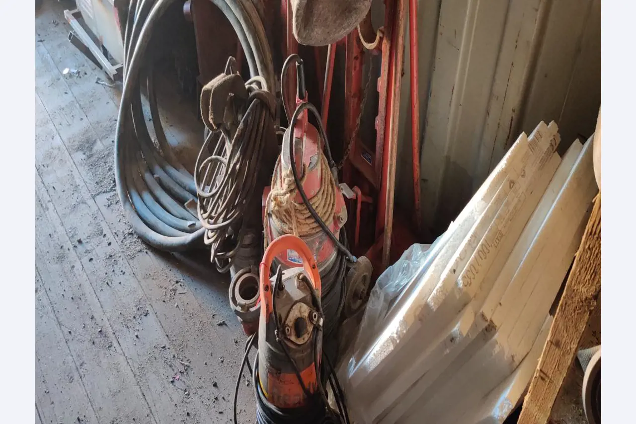 Vehículos de obra y construcción modernos y bien mantenidos y otros equipos mecánicos del sector de la ingeniería civil-13