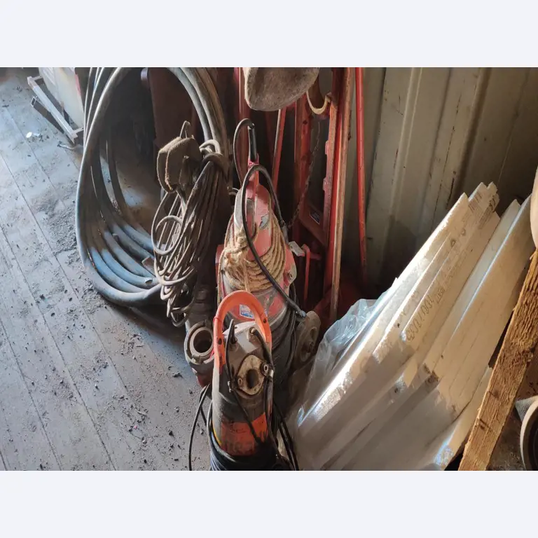 Vehículos de obra y construcción modernos y bien mantenidos y otros equipos mecánicos del sector de la ingeniería civil-13