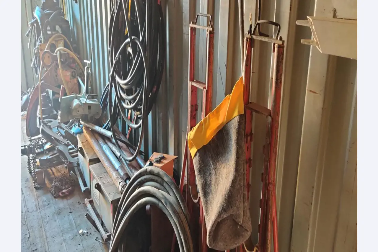 Vehículos de obra y construcción modernos y bien mantenidos y otros equipos mecánicos del sector de la ingeniería civil-14