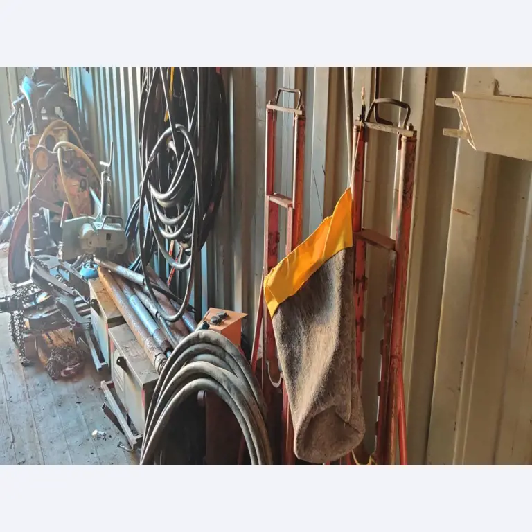 Vehículos de obra y construcción modernos y bien mantenidos y otros equipos mecánicos del sector de la ingeniería civil-14