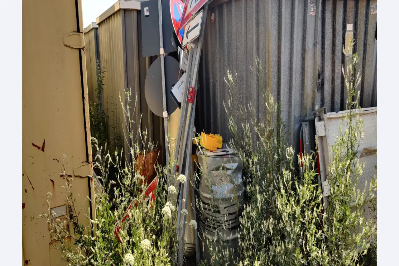 Vehículos de obra y construcción modernos y bien mantenidos y otros equipos mecánicos del sector de la ingeniería civil-15