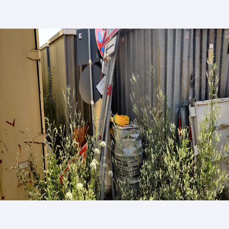 Vehículos de obra y construcción modernos y bien mantenidos y otros equipos mecánicos del sector de la ingeniería civil-15