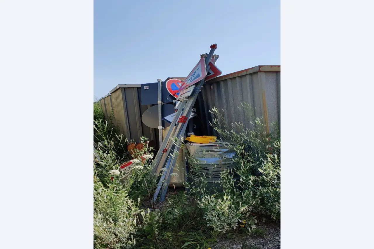 Vehículos de obra y construcción modernos y bien mantenidos y otros equipos mecánicos del sector de la ingeniería civil-16