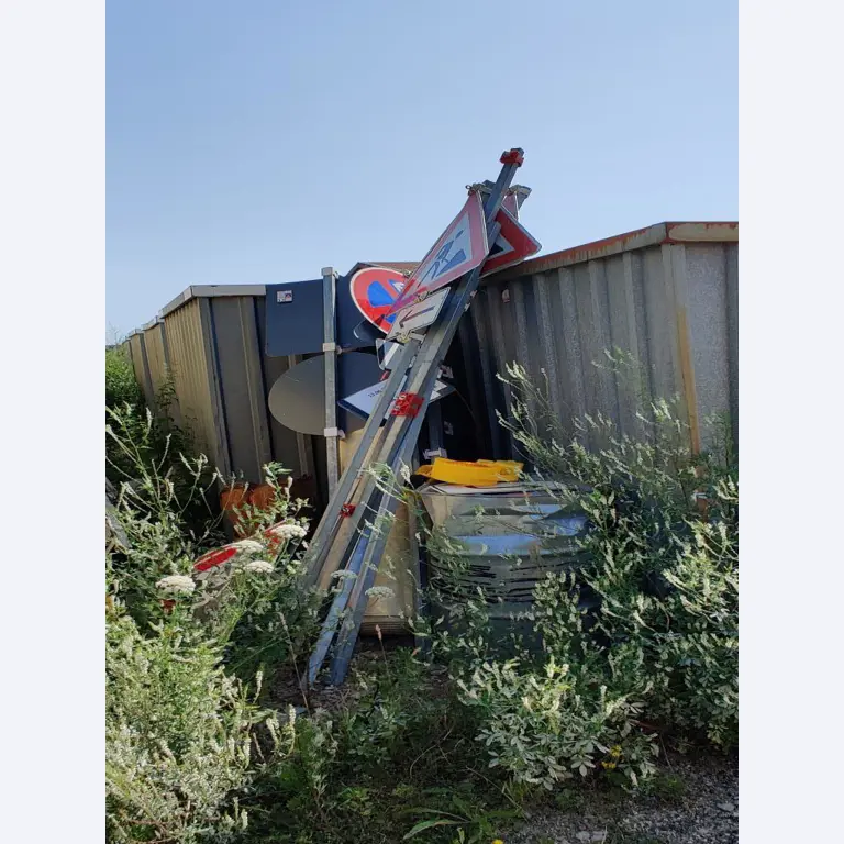 Vehículos de obra y construcción modernos y bien mantenidos y otros equipos mecánicos del sector de la ingeniería civil-16