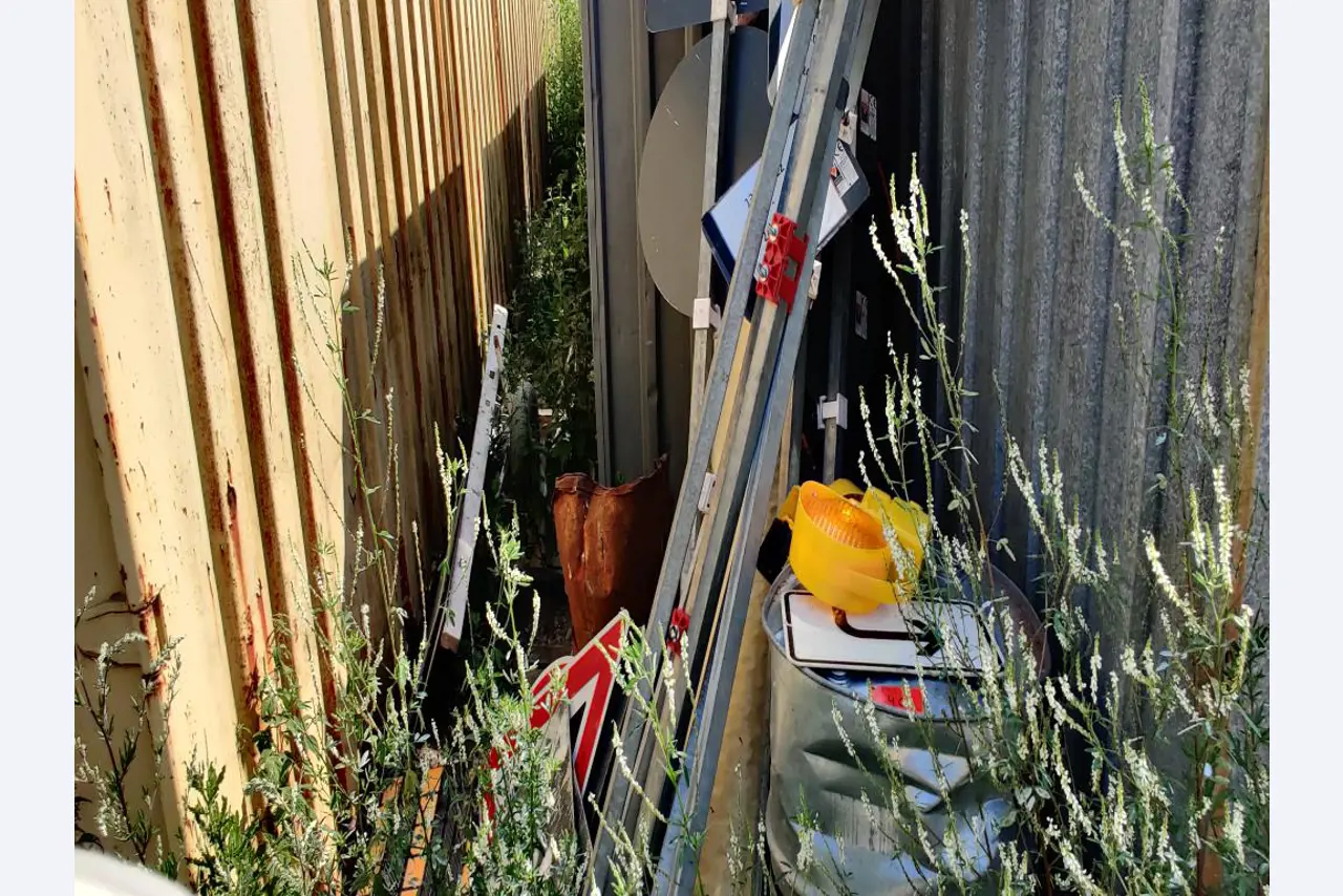 Vehículos de obra y construcción modernos y bien mantenidos y otros equipos mecánicos del sector de la ingeniería civil-17