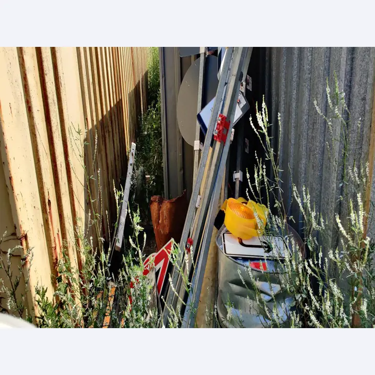 Vehículos de obra y construcción modernos y bien mantenidos y otros equipos mecánicos del sector de la ingeniería civil-17