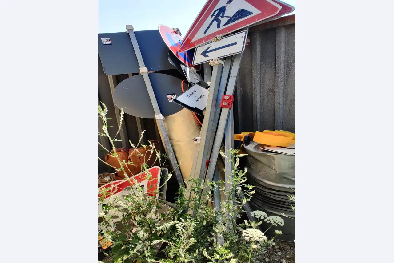 Vehículos de obra y construcción modernos y bien mantenidos y otros equipos mecánicos del sector de la ingeniería civil-18