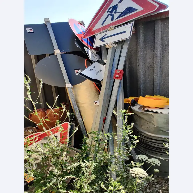 Vehículos de obra y construcción modernos y bien mantenidos y otros equipos mecánicos del sector de la ingeniería civil-18