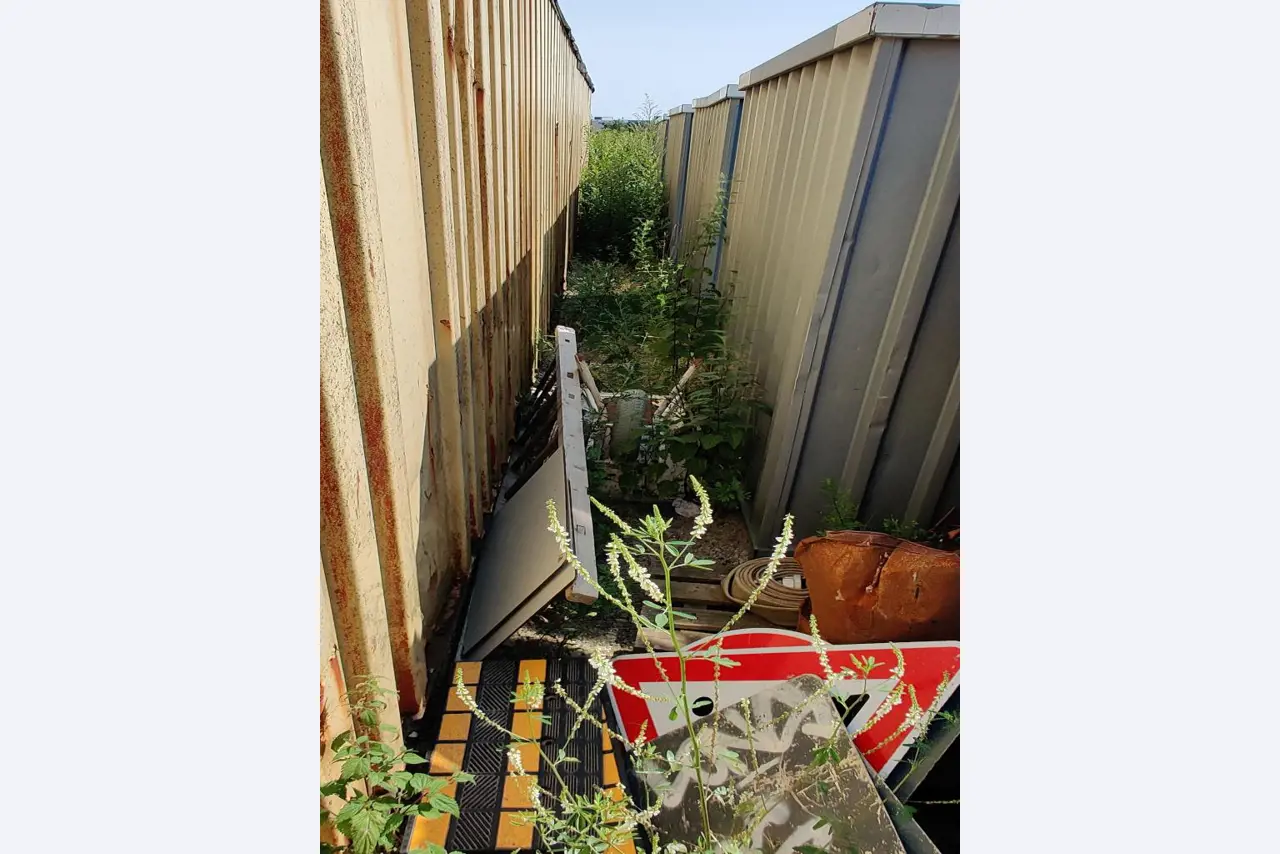 Vehículos de obra y construcción modernos y bien mantenidos y otros equipos mecánicos del sector de la ingeniería civil-19