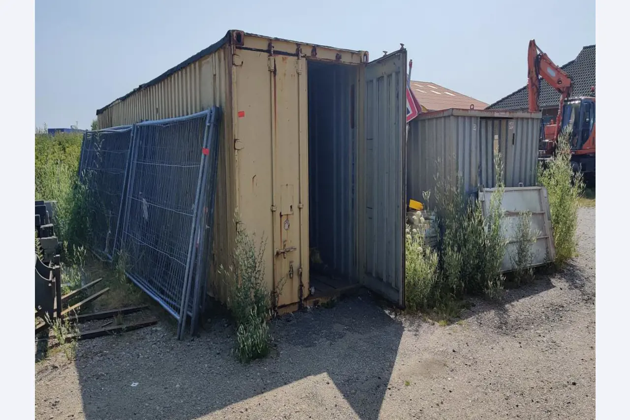 Vehículos de obra y construcción modernos y bien mantenidos y otros equipos mecánicos del sector de la ingeniería civil-1