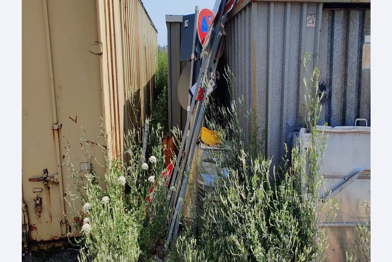 Vehículos de obra y construcción modernos y bien mantenidos y otros equipos mecánicos del sector de la ingeniería civil-20