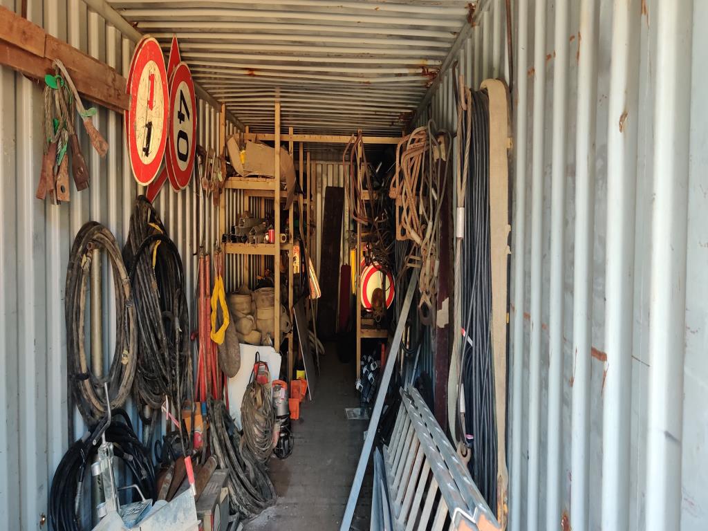 Veículos de construção e de estaleiro modernos e bem conservados e outros equipamentos mecânicos do sector da engenharia civil-2