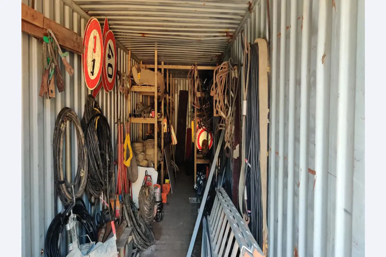 Vehículos de obra y construcción modernos y bien mantenidos y otros equipos mecánicos del sector de la ingeniería civil-2