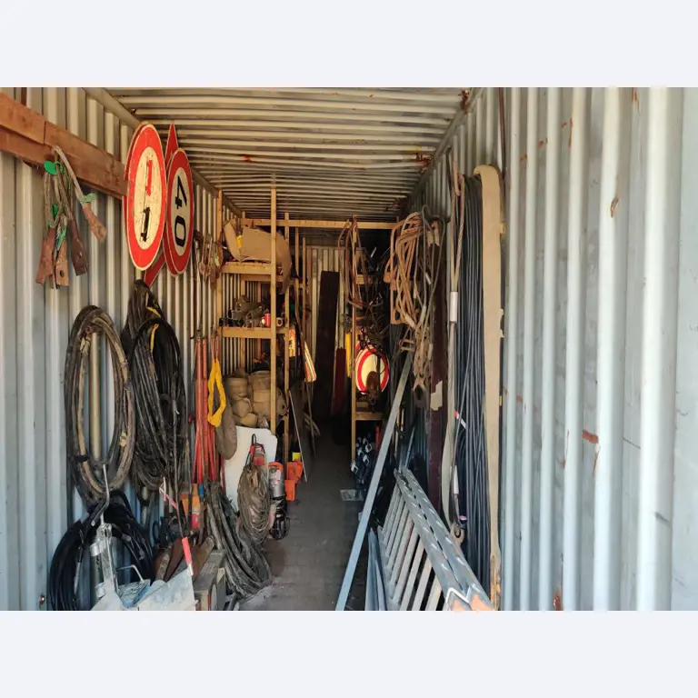 Vehículos de obra y construcción modernos y bien mantenidos y otros equipos mecánicos del sector de la ingeniería civil-2