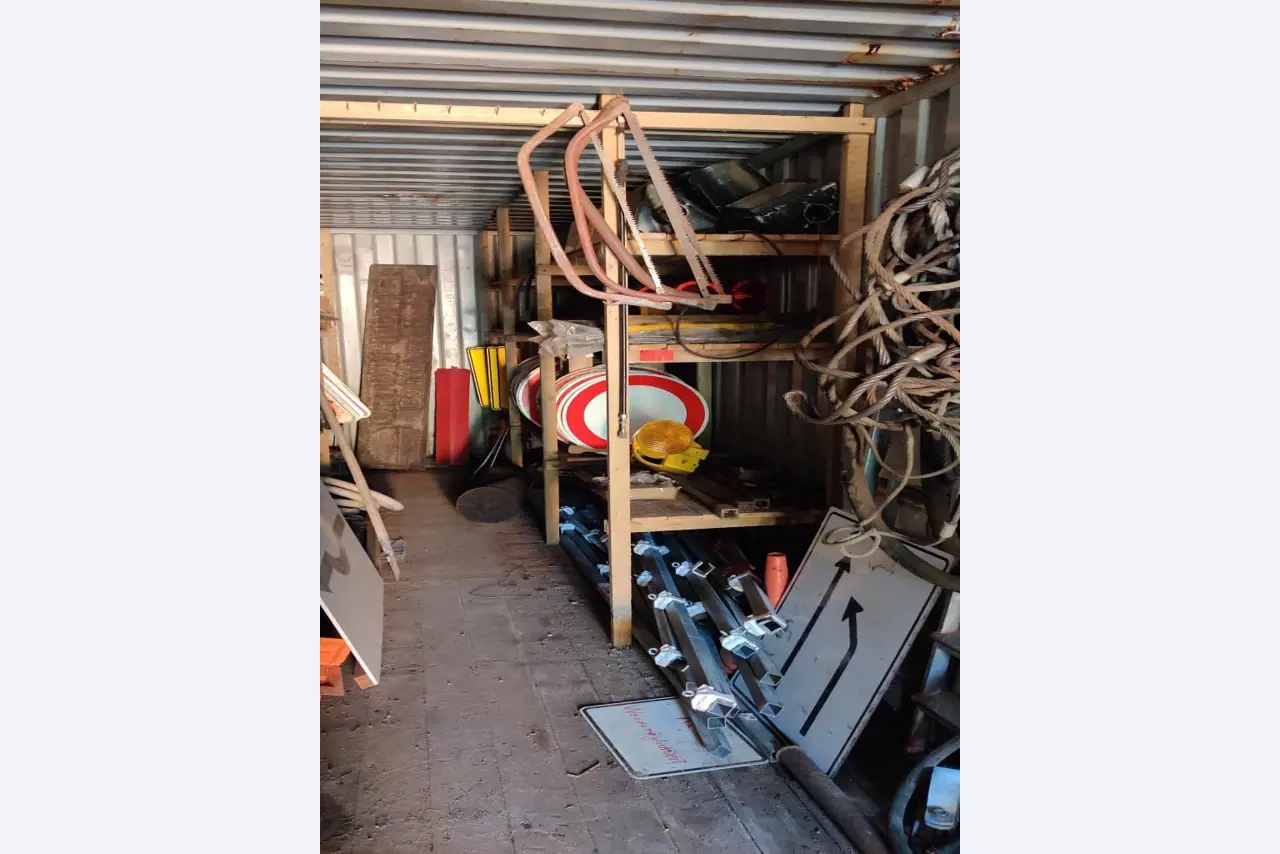 Vehículos de obra y construcción modernos y bien mantenidos y otros equipos mecánicos del sector de la ingeniería civil-4