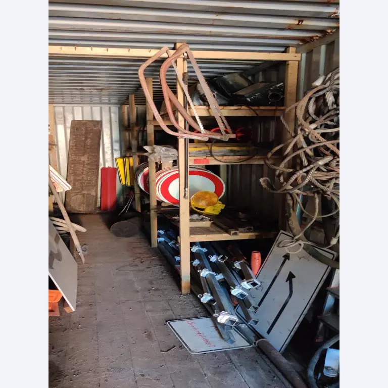 Vehículos de obra y construcción modernos y bien mantenidos y otros equipos mecánicos del sector de la ingeniería civil-4