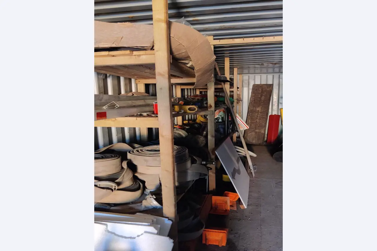 Vehículos de obra y construcción modernos y bien mantenidos y otros equipos mecánicos del sector de la ingeniería civil-5