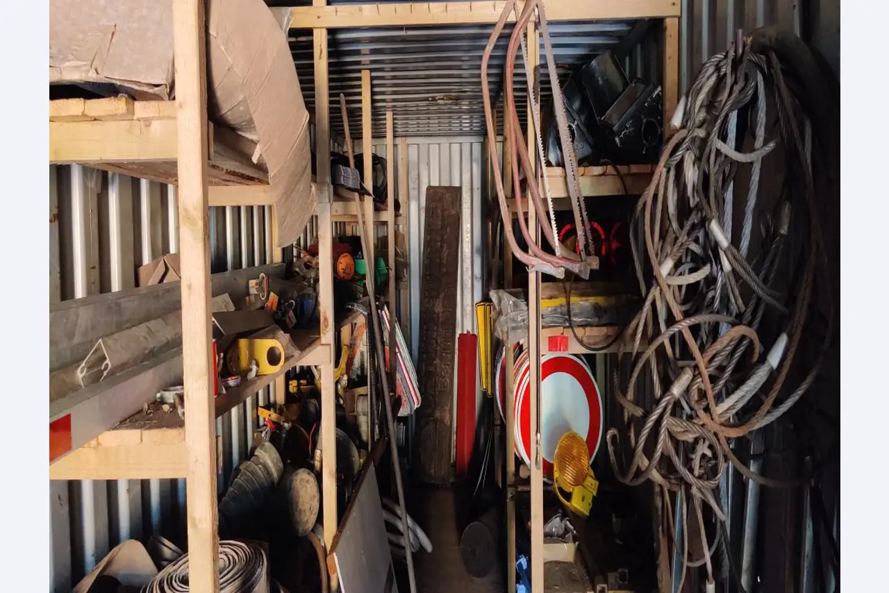 Vehículos de obra y construcción modernos y bien mantenidos y otros equipos mecánicos del sector de la ingeniería civil-6