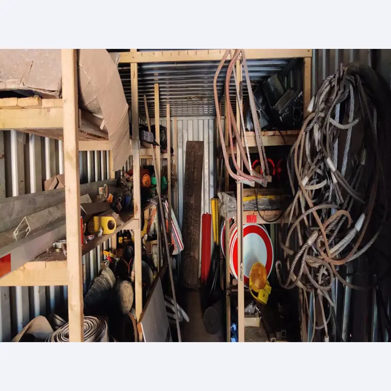 Vehículos de obra y construcción modernos y bien mantenidos y otros equipos mecánicos del sector de la ingeniería civil-6